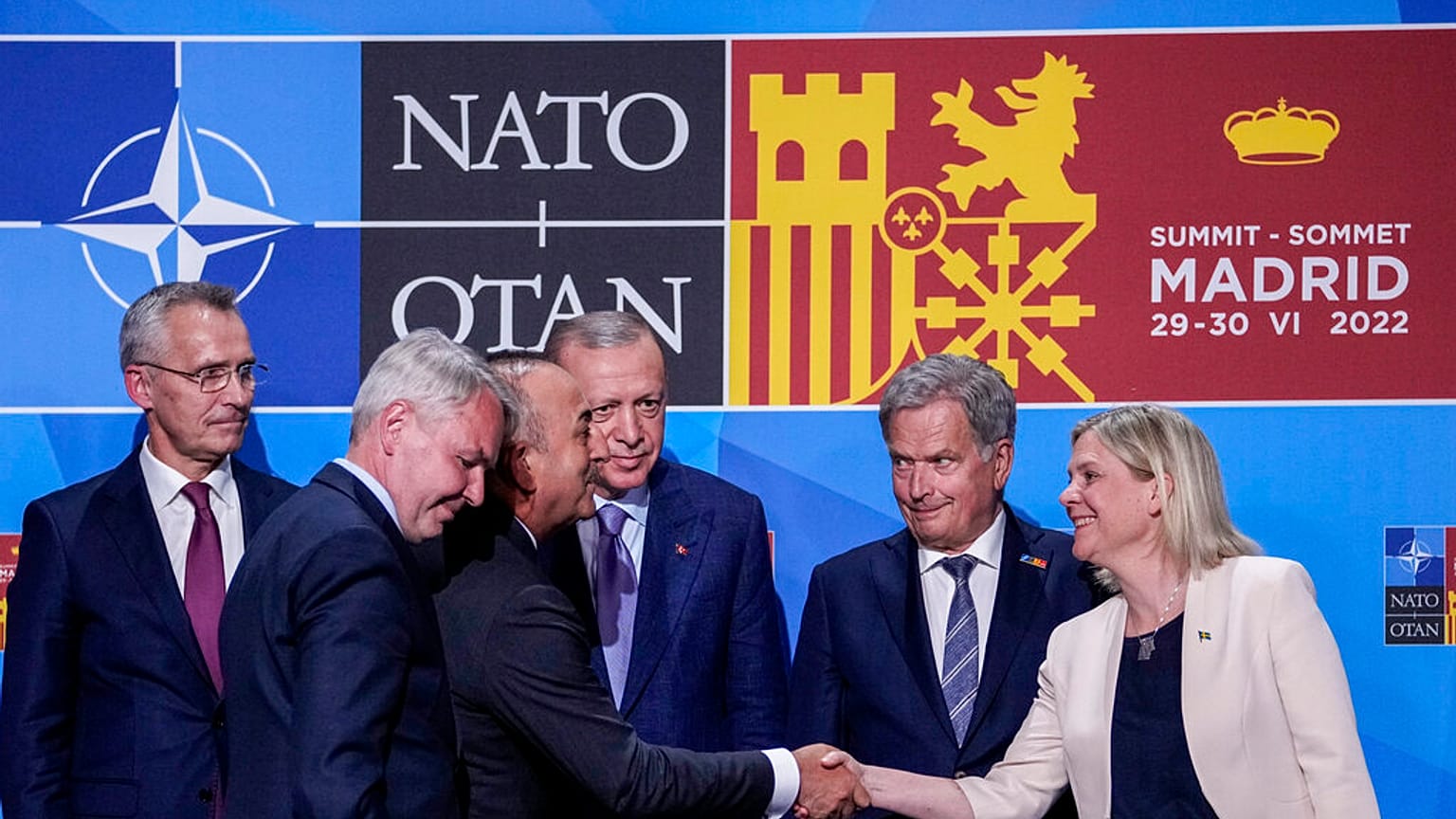 Dışişleri Bakanı Mevlüt Çavuşoğlu, İsveç Başbakanı Magdalena Andersson'la el sıkışırken (NATO Zirvesi, İspanya) 
