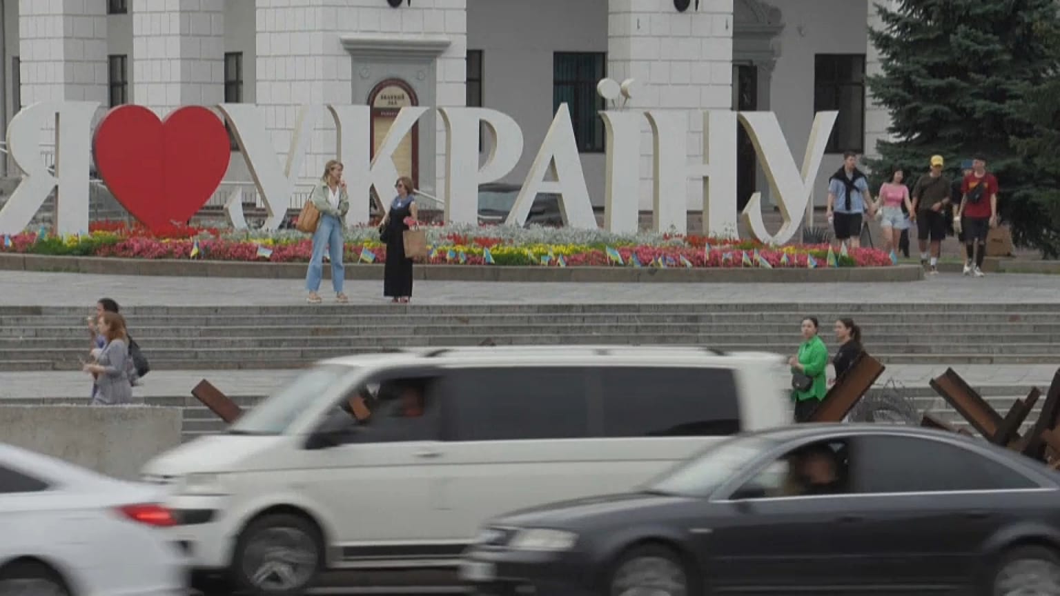 Unas grandes letras que dicen "Amo a Ucrania" en la Plaza de la Independencia de Kiev, Ucrania, 12 de agosto del 2022