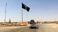 Auto passiert eine Flagge des IS im Zentrum von Rawah, 281 Kilometer nordwestlich von Bagdad, Irak (Archiv 2014)