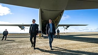 Генеральный секретарь НАТО Йенс Столтенберг и премьер-министр Джастин Трюдо прибывают в Кембридж-Бей, Нунавут, в четверг, 25 августа 2022 г.