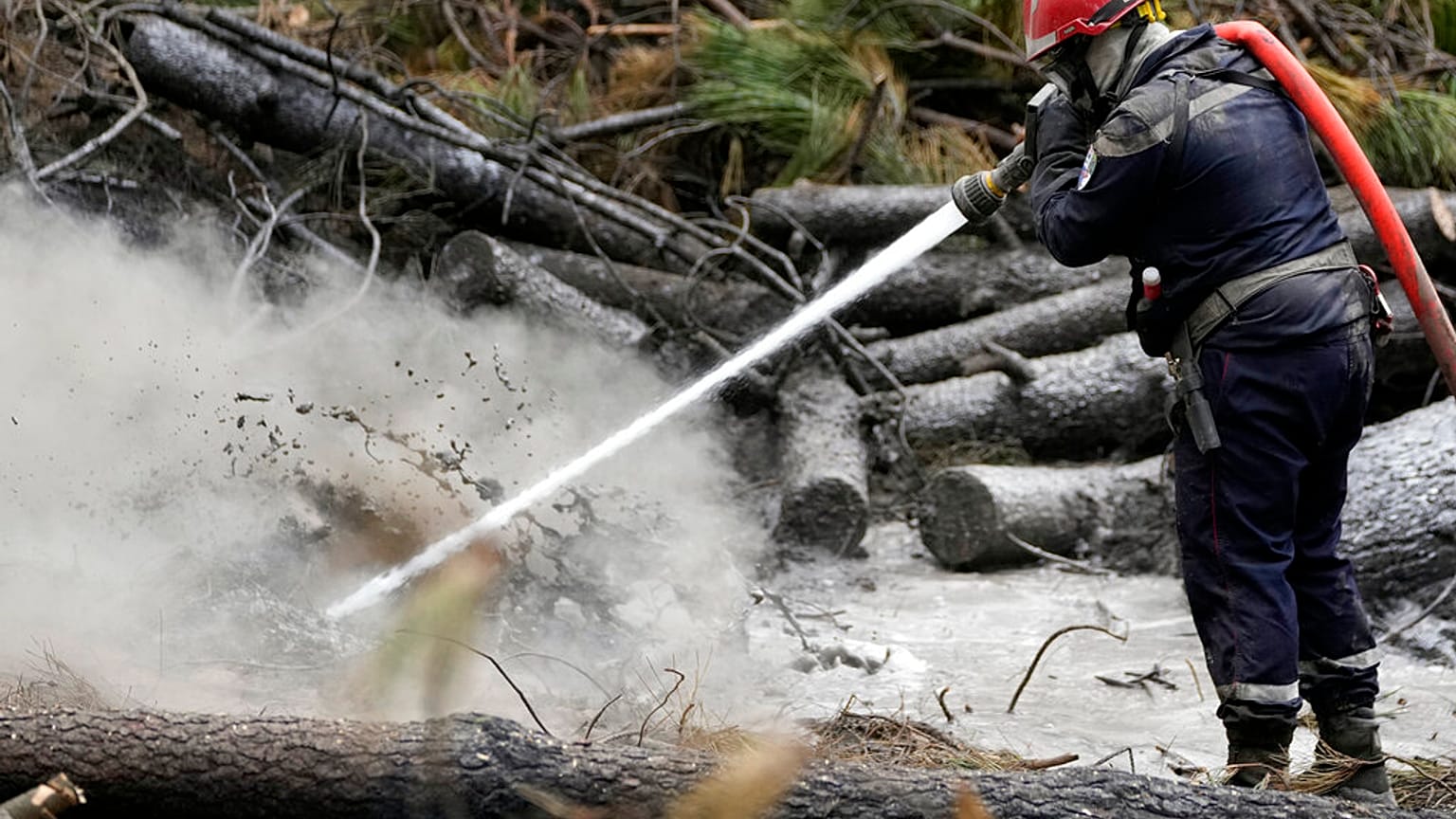 Los bomberos trabajan en la extinción de las llamas