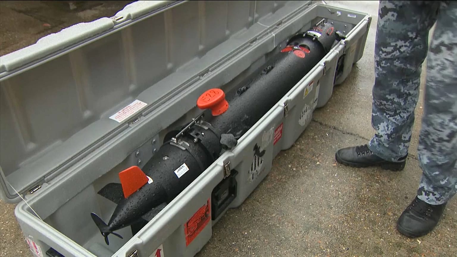 Militares ucranianos observan un dron submarino durante su formación en el Reino Unido