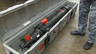 Militares ucranianos observan un dron submarino durante su formación en el Reino Unido