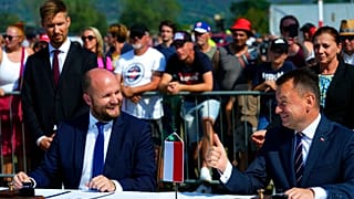 A lengyel és szlovák védelmi miniszter a megállapodást bejelentő sajtótájékoztatón