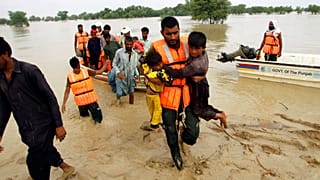 L'armée évavcue des personnes touchées par les inondations à Rajanpur, Pendjab, Pakistan, ,le 27 août 2022