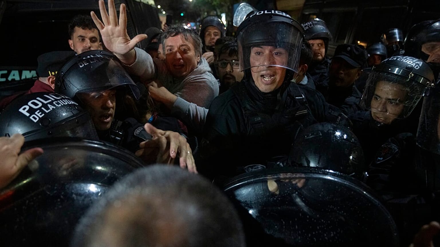 Kirchner-Sohn Maximo inmitten Protestierender und Polizei in Buenos Aires.