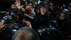 Kirchner-Sohn Maximo inmitten Protestierender und Polizei in Buenos Aires.