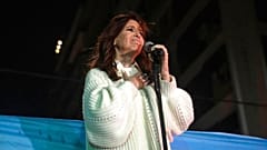 Cristina Fernández de Kirchner, vicepresidenta de Argentina, agradeciendo a sus seguidores el apoyo mostrado en los enfrentamientos con la Policía de Buenos Aires
