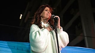 Cristina Fernández de Kirchner, vicepresidenta de Argentina, agradeciendo a sus seguidores el apoyo mostrado en los enfrentamientos con la Policía de Buenos Aires