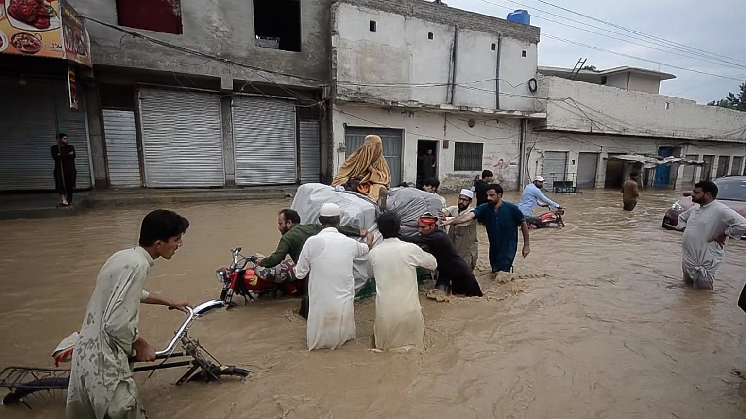 Des Pakistanais emportent leurs maigres biens