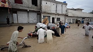 Des Pakistanais emportent leurs maigres biens