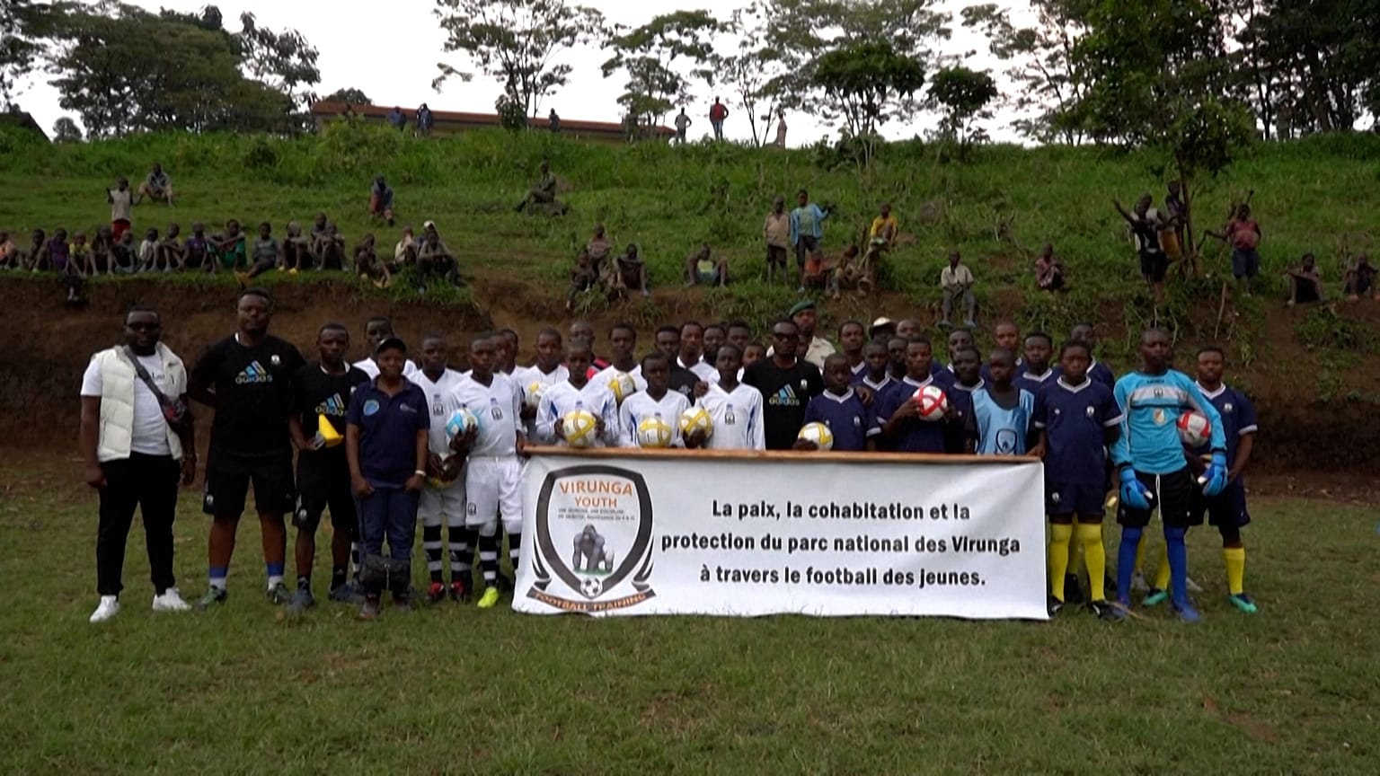 Les jeunes footballeurs à  à Rumangabo, un village du Nord-Kivu 