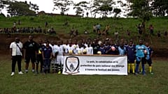 Los jóvenes futbolistas de la Academis de Fútbol de Virunga, en Rumangabo, Kibu del Norte