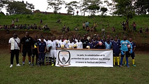 Les jeunes footballeurs à  à Rumangabo, un village du Nord-Kivu 