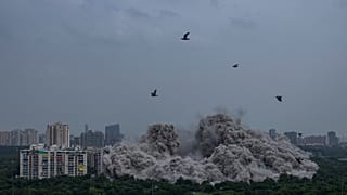 Снос небоскребов в пригороде Нью-Дели, Индия. 28 августа 2022.