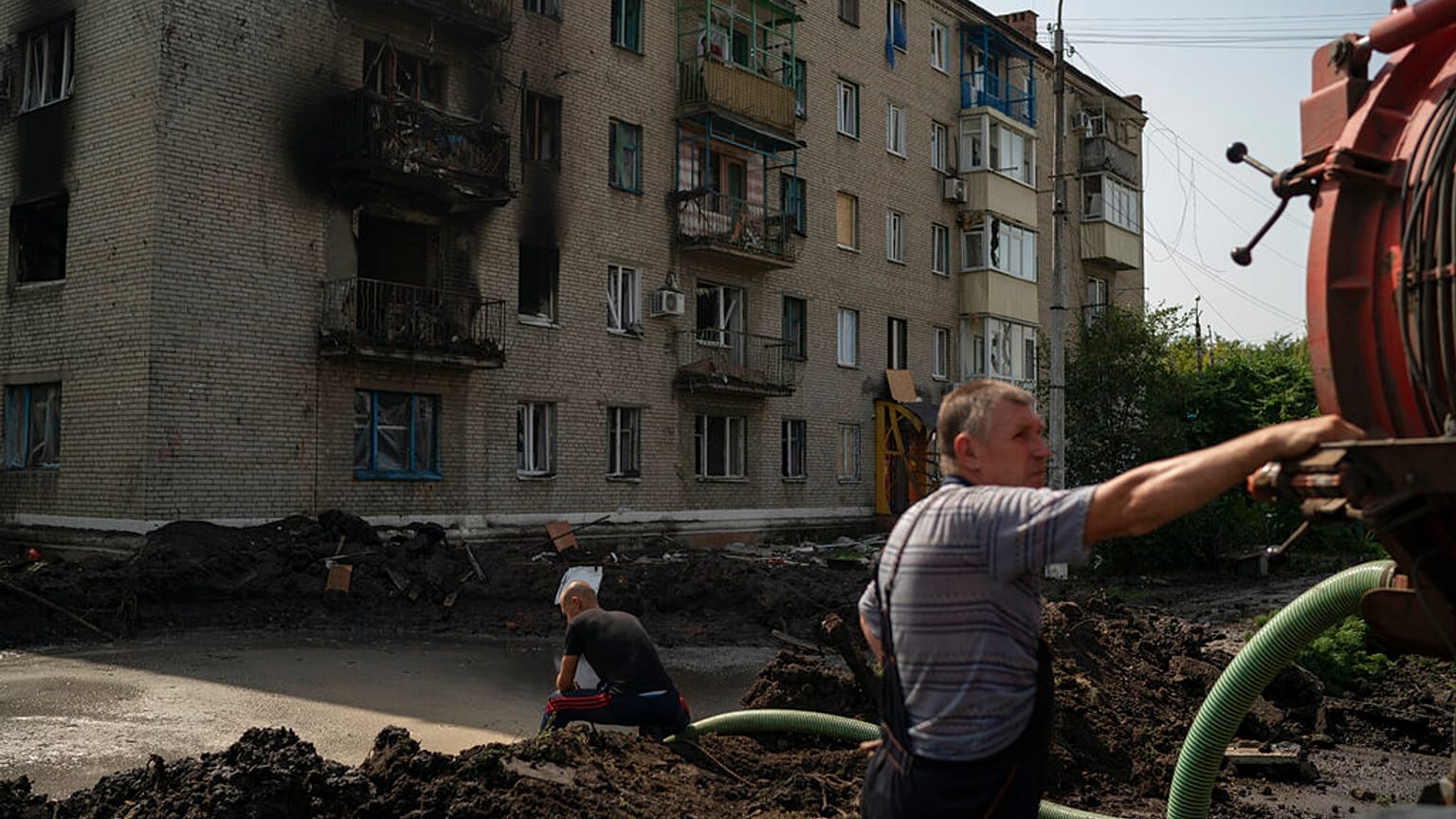 Un condominio colpito da un missile nella città di Sloviansk, Ucraina