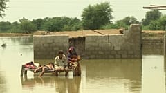 Des Pakistanais fuient la montée des eaux