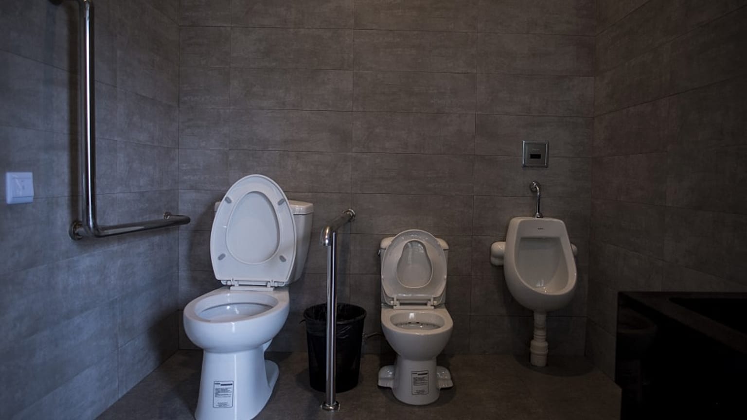 Die Polizei sprach von einem Kind in misslicher Lage - Toiletten im Symbolbild