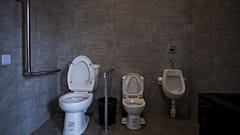 Die Polizei sprach von einem Kind in misslicher Lage - Toiletten im Symbolbild