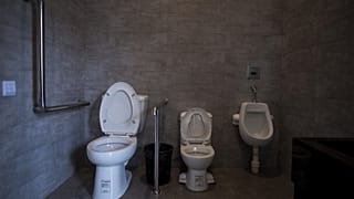 Die Polizei sprach von einem Kind in misslicher Lage - Toiletten im Symbolbild