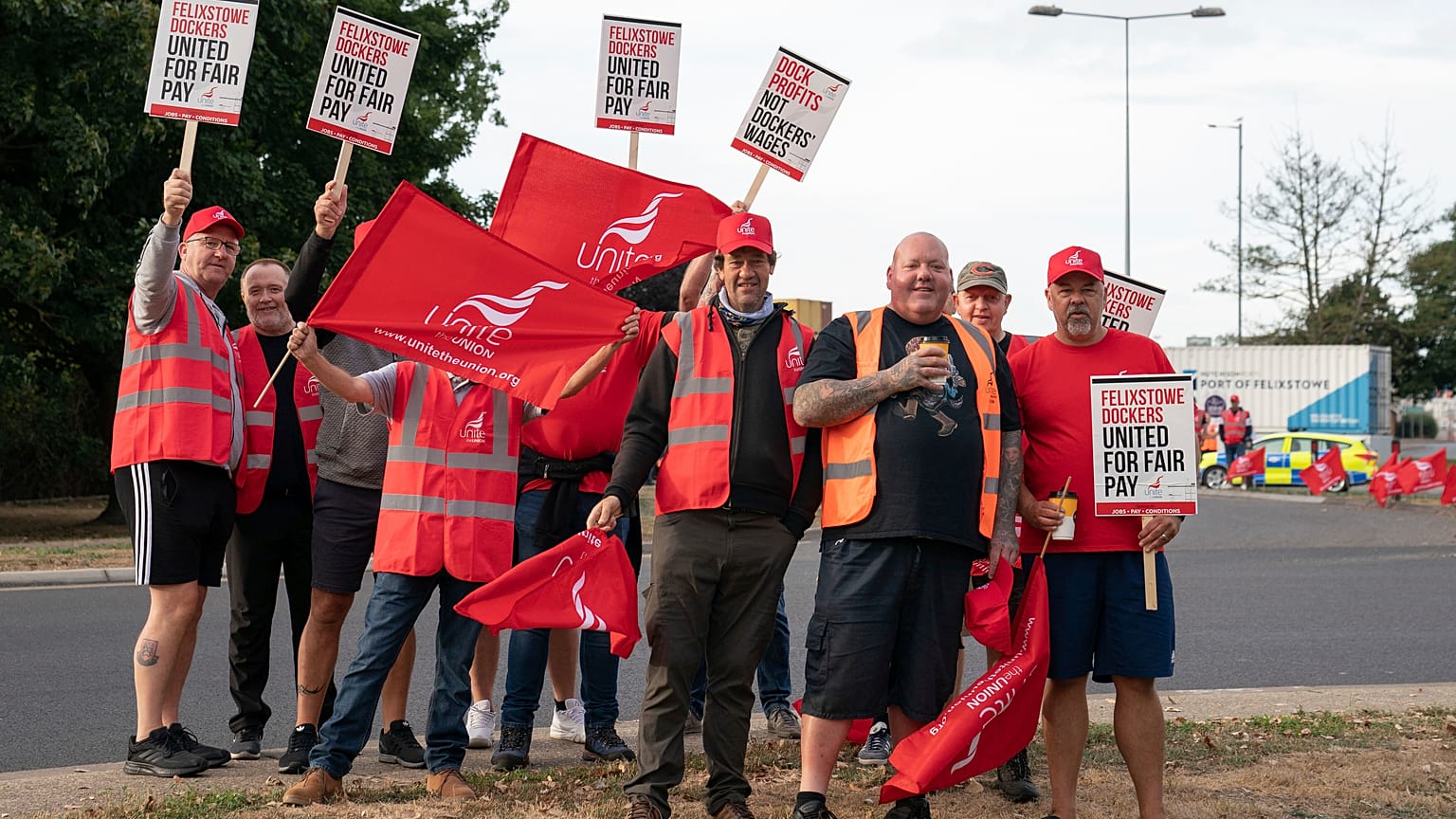 Des grévistes à l'entrée du port de Felixstowe, Royaume-Uni, le 21 août 2022