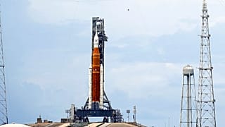 Ракета НАСА на стартовой площадке для миссии "Артемис-1", мыс Канаверал, 28 августа 2022 г.
