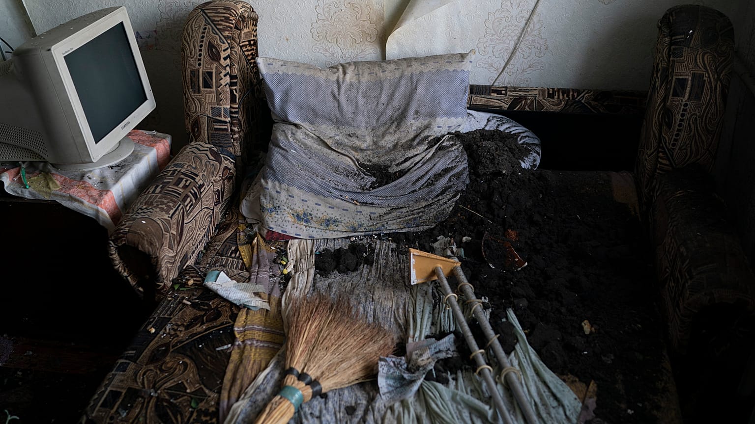 Il divano dove dorme Kostiantyn Daineko è visibile nell'appartamento della madre, danneggiato dopo un attacco russo a Slovyansk, Ucraina, domenica 28 agosto 2022