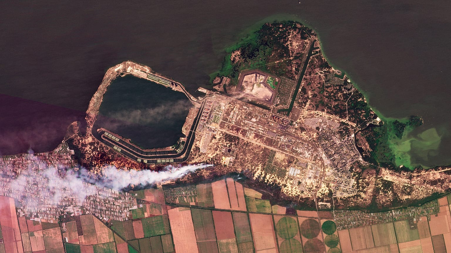 Fumo a sair do complexo da central nuclear de Zaporijia, na Ucrânia, a 24 de agosto