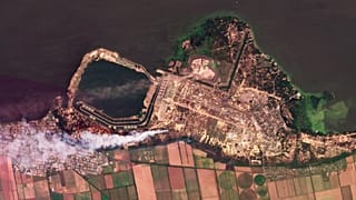 Fumo a sair do complexo da central nuclear de Zaporijia, na Ucrânia, a 24 de agosto