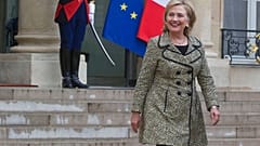 Η Χίλαρι Κλίντον μετά την συνάντησή της με τον Φρανσουά Ολάντ  (φωτογραφία αρχείου)