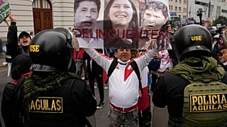 Detractores del presidente peruano manifestándose este domingo en Lima.