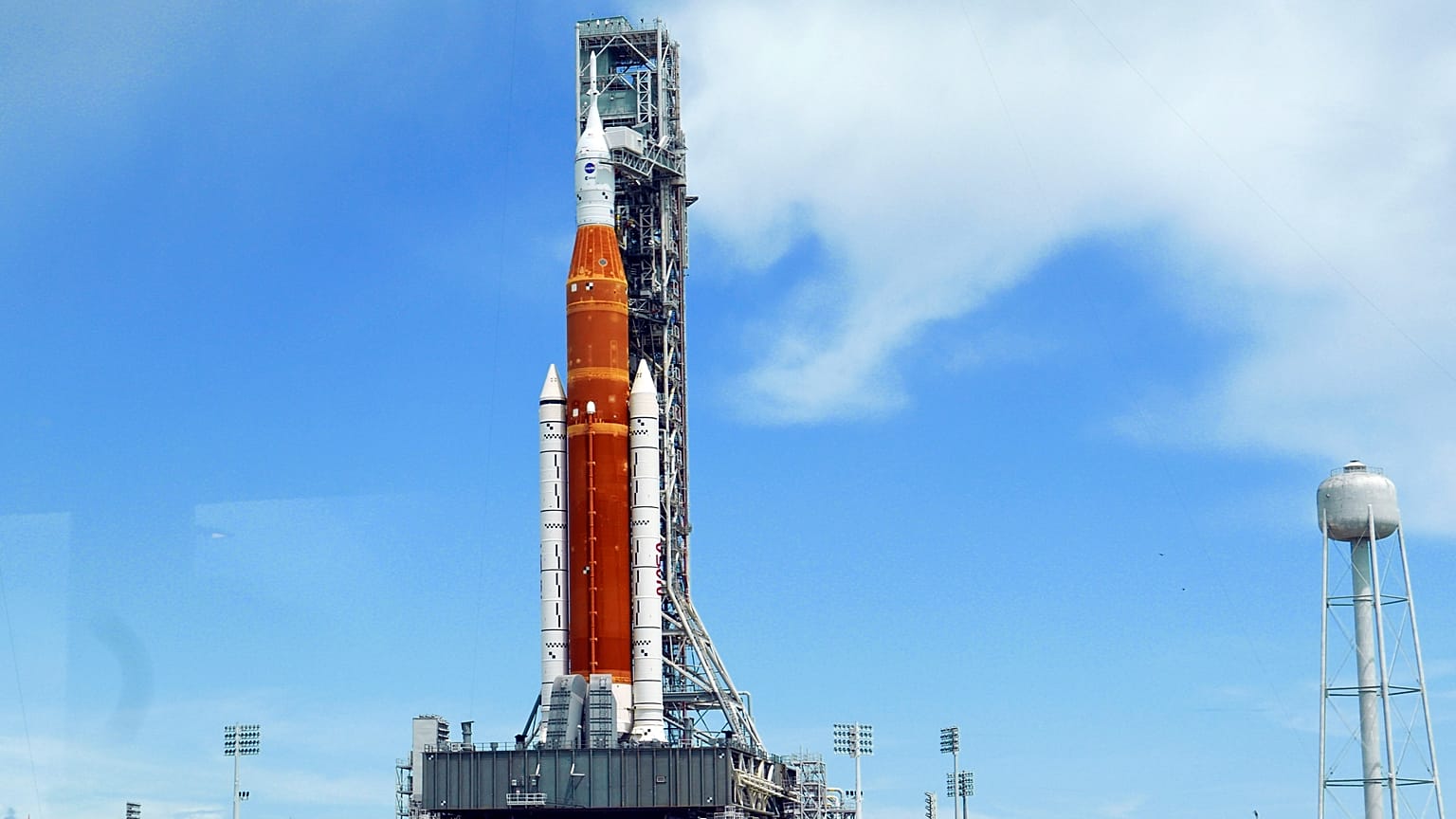 Лунная миссия Artemis-1: ракета на стартовой площадке на мысе Канаверал во Флориде
