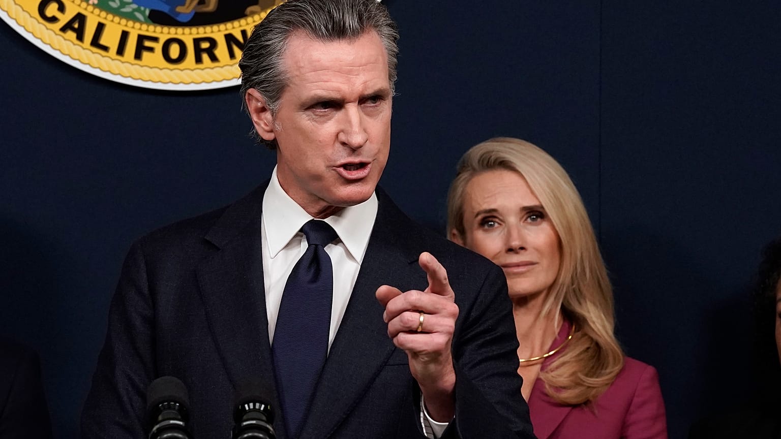 Gavin Newsom, az új demokrata szupersztár, feleségével