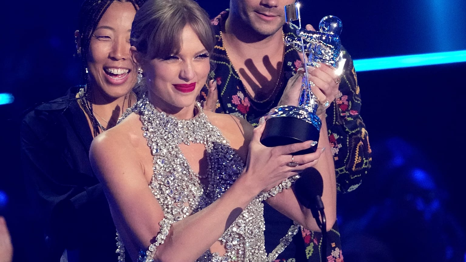 VMAs 2022: Taylor Swift wins big and announces new album