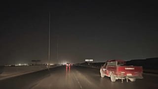 Une autoroute de Gizeh, dans l'agglomération du Caire, plongée dans le noir faute d'éclairage.