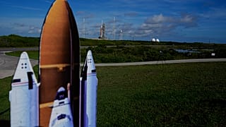 El nuevo cohete lunar de la NASA se ve en la plataforma de lanzamiento 39-B en el Centro Espacial Kennedy, el sábado 27 de agosto de 2022, en Cabo Cañaveral, Florida.