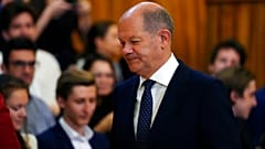 Deutschlands Kanzler Olaf Scholz auf dem Weg zum Rednerpult an der Karls-Universität in Prag.