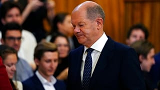 Deutschlands Kanzler Olaf Scholz auf dem Weg zum Rednerpult an der Karls-Universität in Prag.