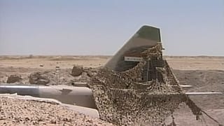 طائرات حربية عراقية دفنت تحت الرمال خلال الحرب. 