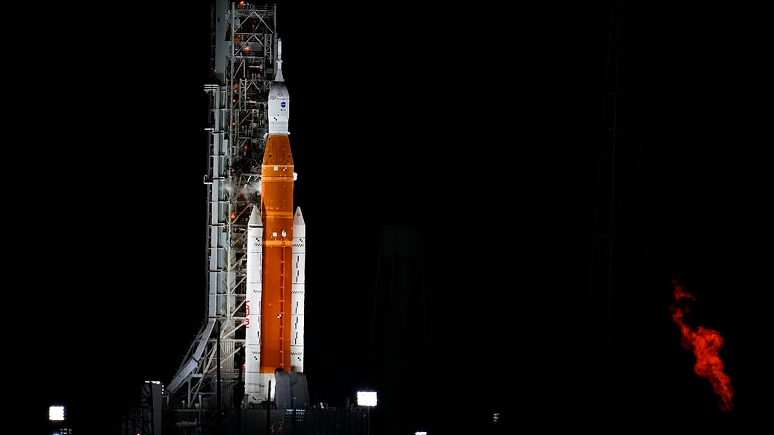 Die NASA-Mondraketvor der Artemis 1-Mission zur Umkreisung des Mondes im Kennedy Space Center, Montag, 29. August 2022.