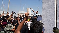 Simpatizantes del clérigo chií Muqtada al-Sadr intentan derribar las barreras de hormigón en el área de la Zona Verde de Bagdad, dónde se encuentra la sede del Gobierno.