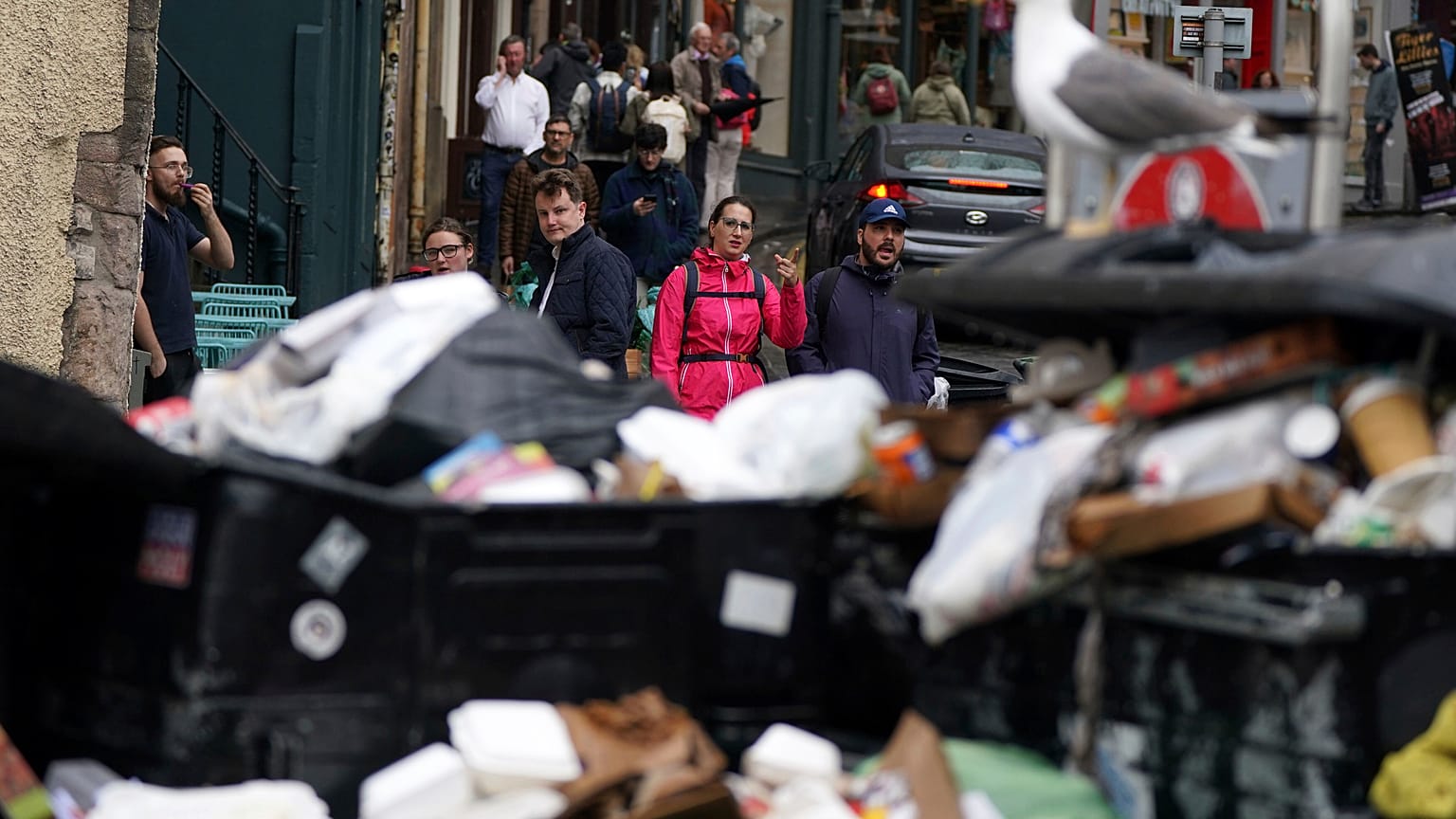 Grassmarket-Viertel in Edinburgh im August 2022 - Mülltonnen quellen über