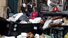 Grassmarket-Viertel in Edinburgh im August 2022 - Mülltonnen quellen über