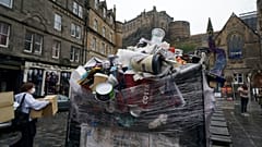 Túlcsordult szemetes Edinburgh-ban, ahol a közterület-fenntartók is sztrájkolnak