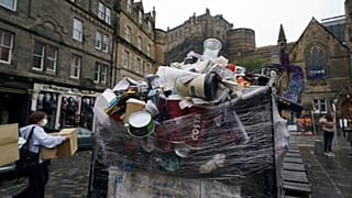 Túlcsordult szemetes Edinburgh-ban, ahol a közterület-fenntartók is sztrájkolnak