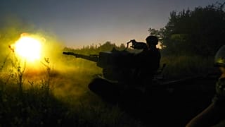 Ukrán katona légvédelmi fegyverrel tüzel Harkiv mellett 2022. augusztusában