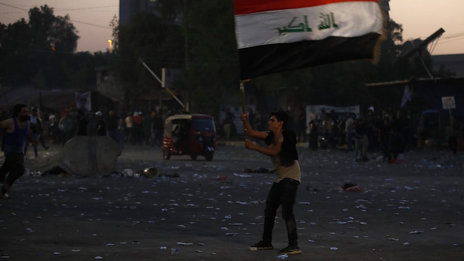 Protestas de los seguidores del clérigo Muqtada al Sadr el lunes en Bagdad (Irak).