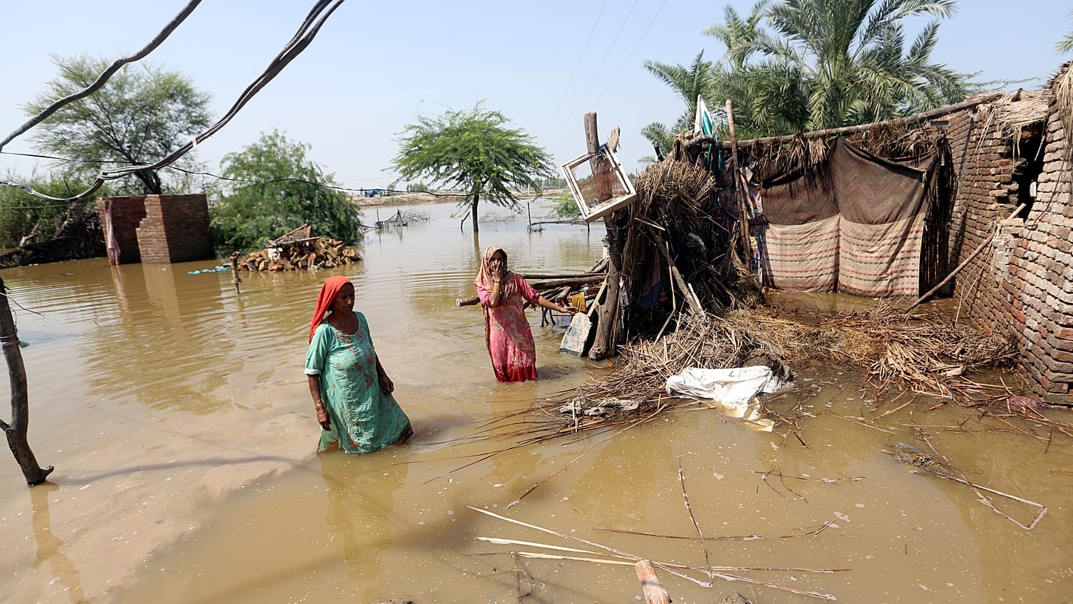 Hilflose und traumatisierte Menschen in der Provinz Sindh an diesem Dienstag