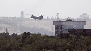 Amerikai katonai helikopter Kabul felett 2021 augusztusában - a nagykövetségről menekítette ki az embereket