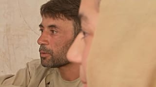 Ein Vater in der Stadt Herat hat seine 13-jährige Tochter (im Vordergrund) für eine Heirat freigegeben